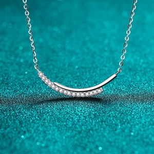 Collana con Pendente a Sorriso in Argento Sterling 925 Moissanite Elegante Catena a Linea Curva con Pietre Pavé per Gioielli da Donna