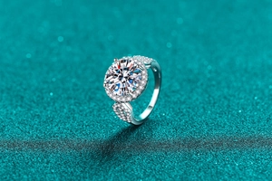 Gros plan de la bague halo en moissanite 5 carats avec pavé de diamants sur argent