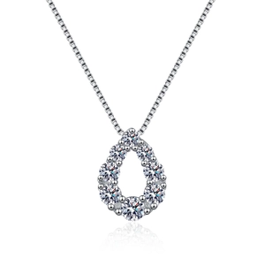 Collier élégant en argent S925 avec pendentif goutte en moissanite sur fond blanc