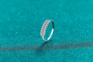 Macro d'une bague en argent ornée de sept pierres de moissanite rondes et brillantes