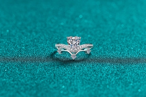Détail macro de la bague V en argent S925 avec moissanite cœur et monture couronne