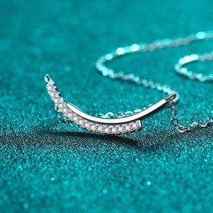 Elegante collana sorriso in argento sterling S925 con ciondolo curvo scintillante