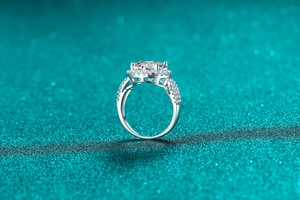 Détail macro de la bague halo en argent S925 avec une moissanite ronde de 5 carats