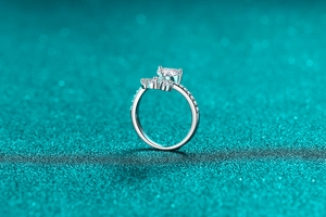 Macro side view of moissanite ring with S925 silver band and sparkling side stones