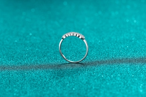 Vue macro d'une bague en argent S925 avec diamants moissanite sur fond bleu givré