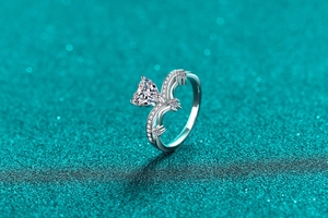 Macro de la moissanite taille cœur sur l'anneau en V en argent sterling S925 poli