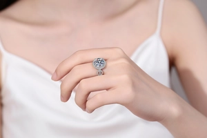 Gros plan d'une bague moissanite ronde 5 carats avec monture halo sur argent