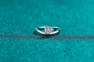 Macro shot of a heart-shaped moissanite stone in S925 sterling silver three-prong setting