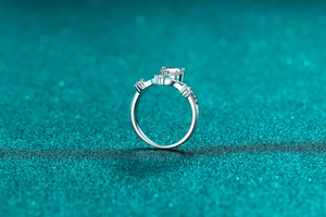 Vue détaillée d'une bague V en argent S925 avec moissanite rose et pavé de diamants