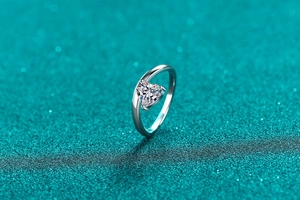 Macro detail of heart-cut moissanite stone in S925 sterling silver prong setting