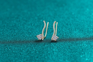 Détails des boucles d'oreilles cœur en argent S925 doré avec pierres moissanite