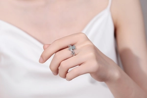 Détail d'une bague en V en forme de cœur avec moissanite sur anneau en argent