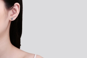 Detail of S925 sterling silver moissanite stud earring featuring sleek curved lines