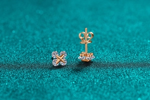 Vista macro degli orecchini a stella in argento 925 con finitura oro rosa e chiusura a farfalla