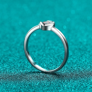 S925 sterling silver moissanite ring with heart setting and sparkling round cut stone