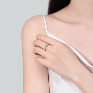 Elegant S925 sterling silver heart-shaped moissanite ring worn on female hand