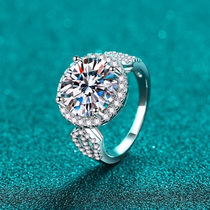 Bague élégante en argent 925 avec moissanite ronde 5 carats et sertissage halo