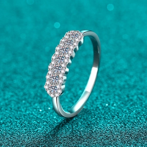 Bague en argent S925 avec moissanite et sept pierres sur un fond à effet bokeh