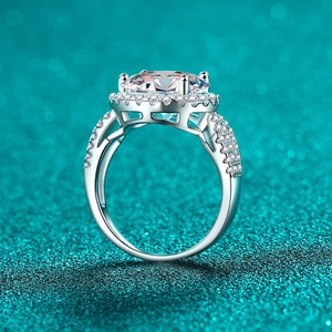 Bague élégante en argent S925 avec moissanite 5 carats et sertissage halo sur paillettes