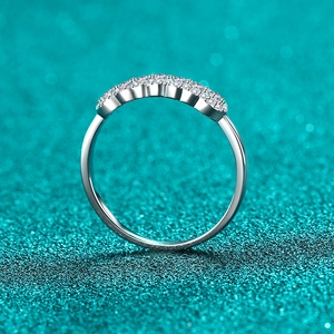 Bague éternité minimaliste en argent 925 et moissanite sur fond scintillant bleu