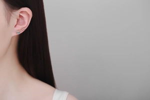 Détail d'une puce d'oreille élégante en argent S925 ondulée avec moissanite