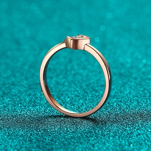 Eleganter herzförmiger Ring aus Roségold mit Moissanit-Steinen und minimalistischem Finish