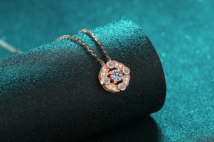 Dettaglio della collana in argento S925 con finitura oro rosa e ciondolo moissanite