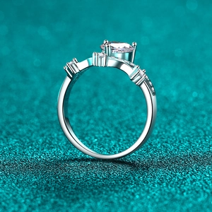 Bague élégante en argent S925 en forme de V avec moissanite et pierres de côté