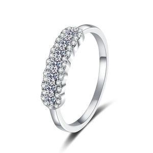 Bague élégante en argent massif S925 avec sept moissanites vue sous un angle de 45 degrés