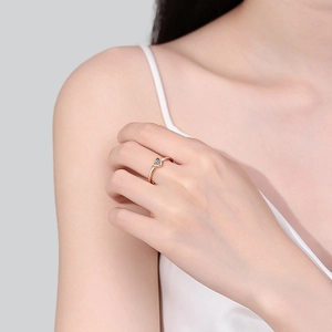 Minimalistischer S925 Silber Herz Moissanit Ring in Champagner Gold an der Frauenhand