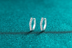 Vue macro de boucles d'oreilles hexagonales en argent S925 avec pavage de moissanite