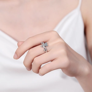 Bague élégante en argent S925 avec moissanite en forme de cœur et serti couronne