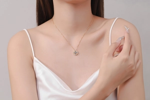 Dettaglio di una collana in argento s925 con pendente in moissanite oro champagne