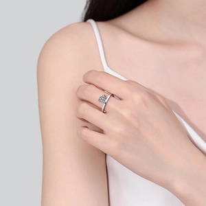 Elegant S925 sterling silver heart moissanite ring with stylish twisted band design
