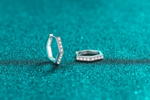Gros plan de boucles d'oreilles hexagonales en argent serties de zircons blancs