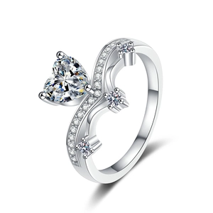 Bague élégante en argent S925 moissanite coeur en V avec diamants pavés sur fond blanc