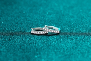 Vue rapprochée de boucles d'oreilles hexagonales en argent avec zircons incrustés