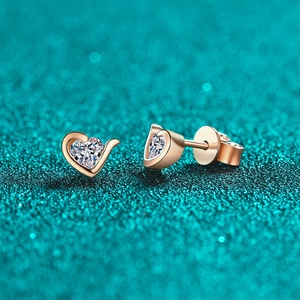Exquisite S925 sterling silver heart-shaped moissanite stud earrings in rose gold finish