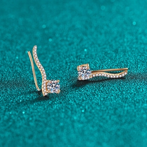 Élégantes boucles d'oreilles vagues en or rose ornées d'une pierre moissanite
