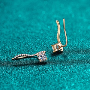 Boucles d'oreilles Ear Climber en argent S925 rose doré avec pierres de moissanite