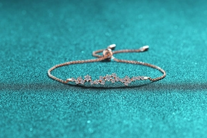 Vue macro détaillée du bracelet étoile en argent sterling S925 avec finition dorée