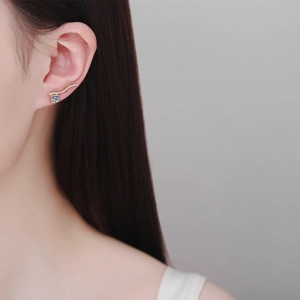 Boucles d'oreilles élégantes en argent S925 et moissanite avec lignes ondulées en diamant