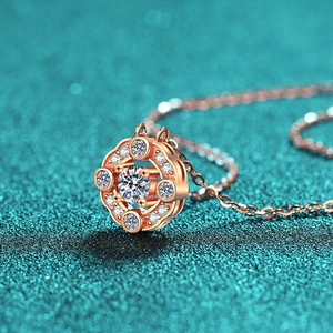 Elegante ciondolo in argento S925 con moissanite in oro rosa e design a quattro griffe