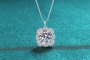 Λήψη macro κολιέ S925 με λαμπερό moissanite σε σχέδιο λουλουδιού και ασημί βάση