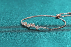 Vue détaillée du bracelet en or rose avec incrustation de moissanite et fermoir ajustable