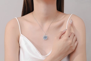 Λεπτομέρεια από κολιέ με μενταγιόν moissanite 10 καρατίων με φλοράλ σχέδιο σε μοντέλο