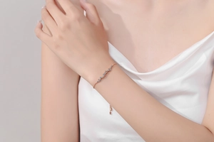 Détail du bracelet fleur en argent S925 avec pierres bleues et chaîne réglable sur poignet