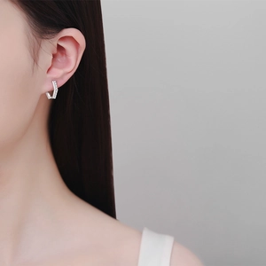 Boucles d'oreilles hexagonales en argent S925 avec petits accents de moissanite pure