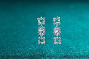 Makroaufnahme von S925 Sterling Silber Ohrhängern mit glitzernden Moissanit-Steinen