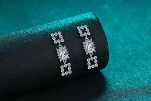 Makro-Detail von S925 Silber Moissanit Quastenohrringen mit geometrischem Pavé-Besatz